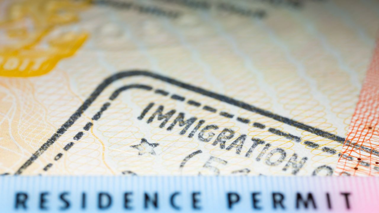Cuando un inmigrante va a una corte criminal: que pasa? que significa  dismiss para un inmigrante? 